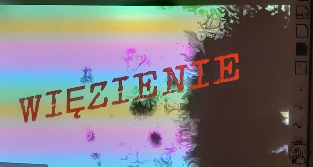 Na kolorowym tle czerwony napis: WIĘZIENIE