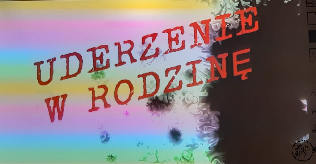 Na kolorowym tle czerwony napis: UDERZENIE W RODZINĘ