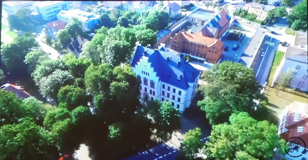 Kadr z filmu "Nie zabierajcie mamy" ukazujący budynek więzienia